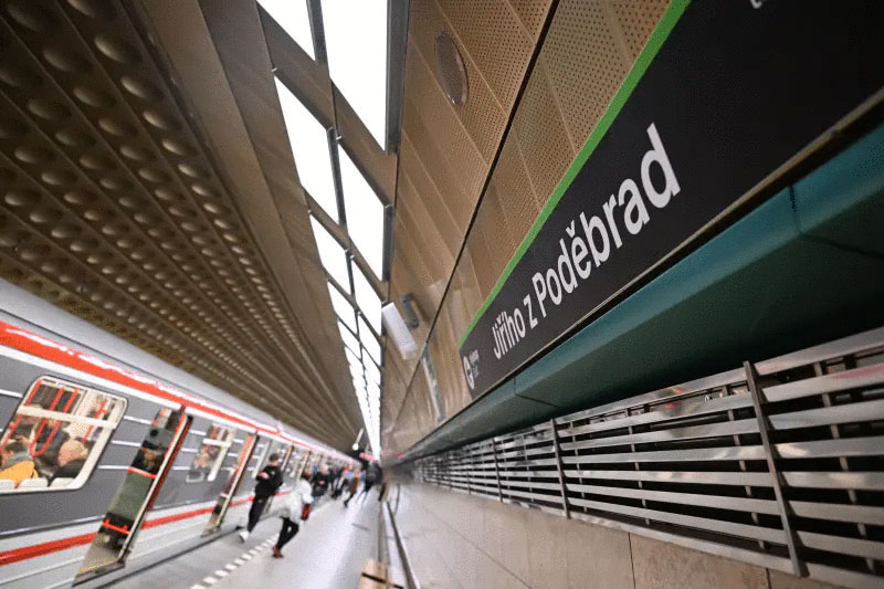 Cestujúci pražského metra na trase A sa dočkali znovuotvorenia stanice Jiřího z Poděbrad, ktorá ústi do centra štvrte Vinohrady.