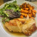 Varíme s Jančim: Kuracie prsia s vínovou omáčkou, batáty a svieži šalát