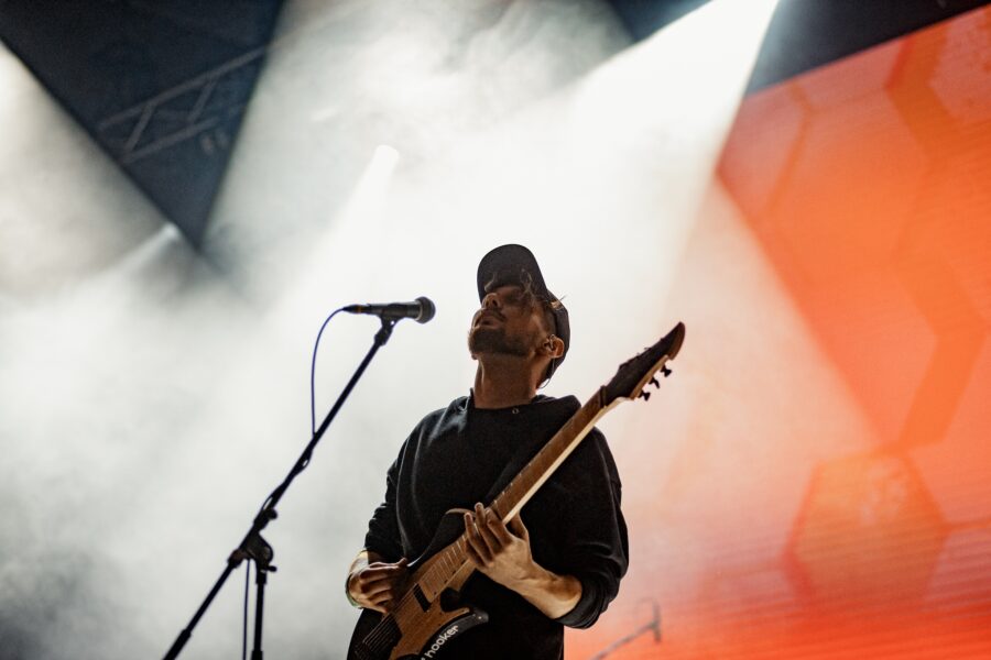 O jeho produkciu sa postaral talentovaný Rony Janeček - rodák zo slovenského mesta Lučenec, ktorý sa kvôli svojmu hudobnému snu aj s rodinou presťahoval už pred rokmi do Prahy.