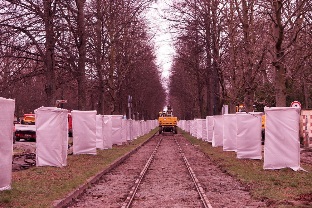 Práce na rekonštrukcii električkovej trate okolo hradu sa rozbehli naplno, dotklo sa to aj motoristov