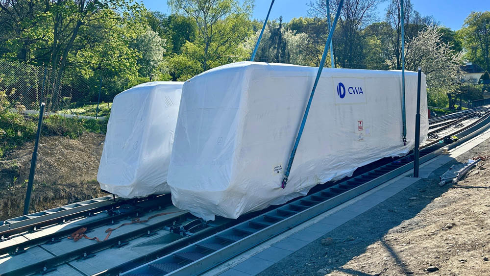 Nové vozne zrekonštruovanej lanovky na Petřín sú už na svojom mieste, k trati ich dostali náročným cúvaním