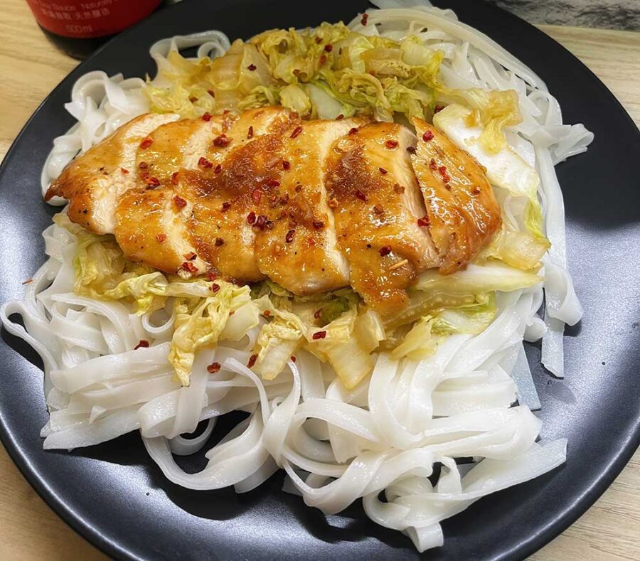 Varíme s Jančim: Glazovaný kurací steak s ryžovými rezancami a pekingskou kapustou