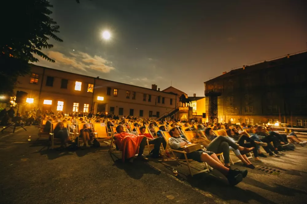 Leto pod holým nebom: Kde v Prahe sledovať filmy na čerstvom vzduchu