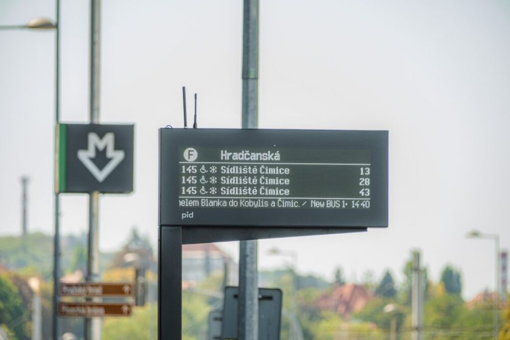 Digitálne zastávky tunelbusu v Prahe: nové panely aj e-ink displeje