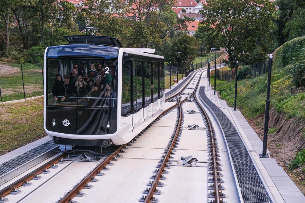 Petřínska lanovka v Prahe spustila skúšobnú prevádzku. Pozrite si nové vozidlá štvrtej generácie, cestovné, prevádzkový čas aj technické parametre.
