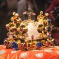 České korunovačné klenoty sa po bitke na Bielej hore presunuli do Viedne, odkiaľ sa vrátili do Prahy v pozmenenej podobe