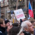 Tisíce ľudí zaplnili Staromák. Protestovali proti prechodu ČT a ČRo na štátny rozpočet