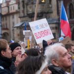 Tisíce ľudí zaplnili Staromák. Protestovali proti prechodu ČT a ČRo na štátny rozpočet